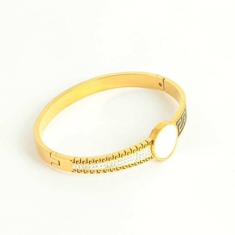 سوار يد صلب مع تصميم دائرة بيضاء بشكل رخامي مع فصوص زركون لون ذهبي