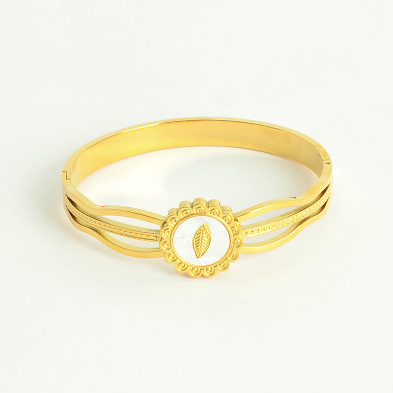 سوار يد صلب مع تصميم دائرة وردة بيضاء بشكل رخامي لون ذهبي