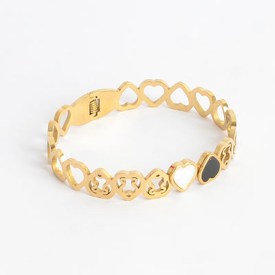 سوار يد صلب تصميم  بزخرفة قلوب مفرغة لون ذهبي