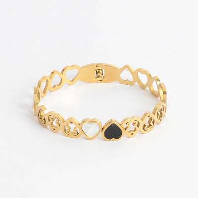 سوار يد صلب تصميم  بزخرفة قلوب مفرغة لون ذهبي