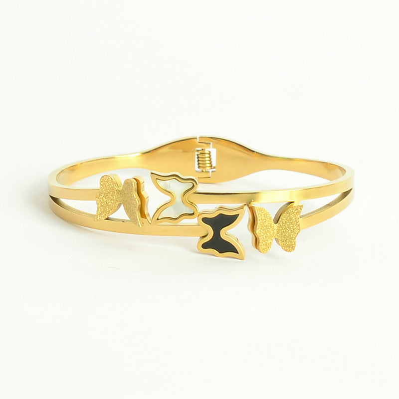 سوار يد صلب تصميم  بزخرفة فراشات لون ذهبي