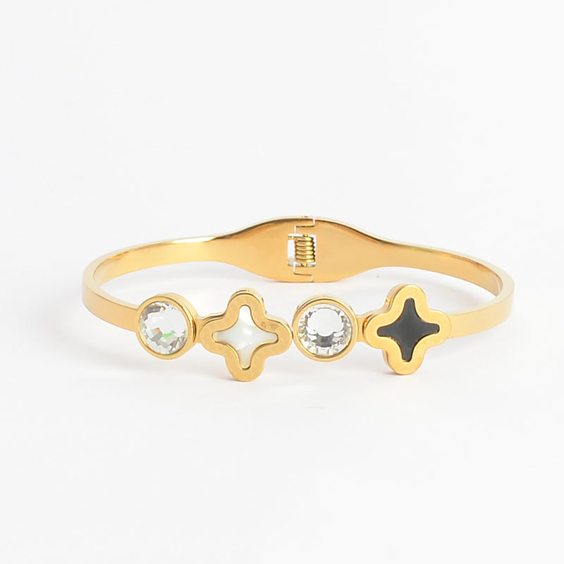 سوار يد صلب تصميم  بزخرفة زهرة رباعية وفصين زركون لون ذهبي