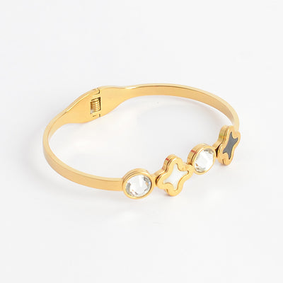 سوار يد صلب تصميم  بزخرفة زهرة رباعية وفصين زركون لون ذهبي