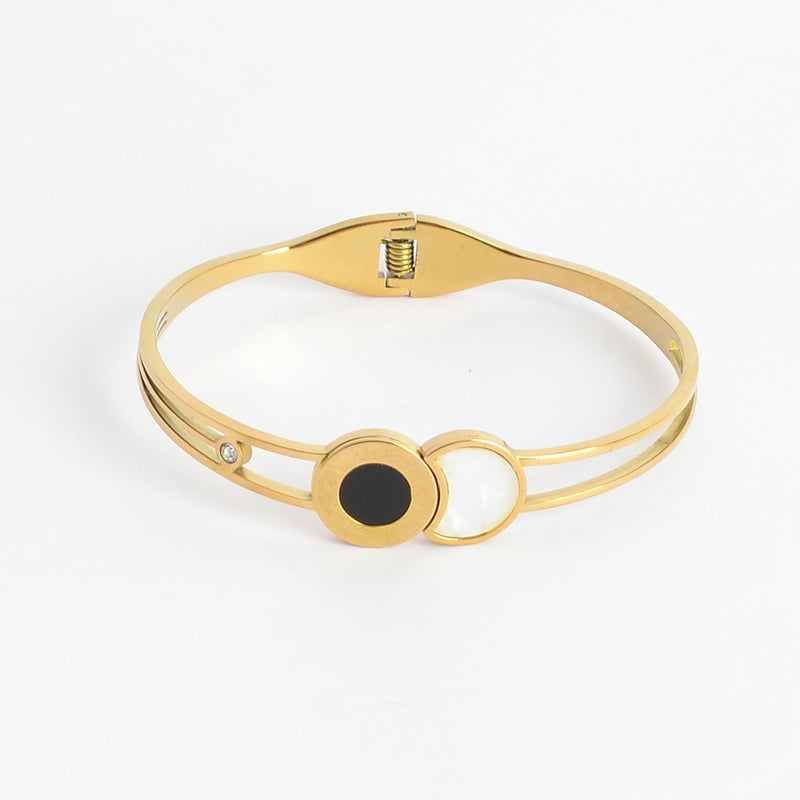 سوار يد صلب تصميم  بزخرفة رخامية مع دائرة الأرقام الرومانية لون ذهبي