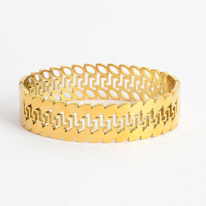 سوار يد عريض صفوف متشابكة من الحلقات المستطيلة والمفرغة لون ذهبي