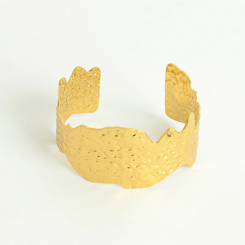 سوار يد مفتوح بنقش محفر غير منتظم لون ذهبي