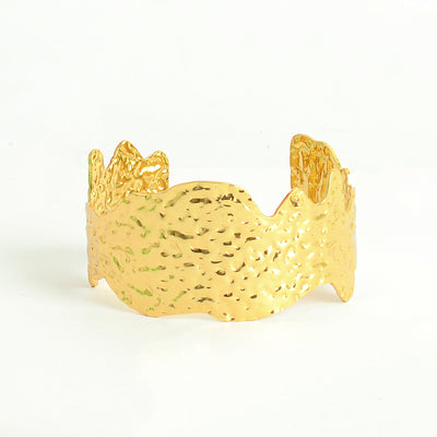 سوار يد مفتوح بنقش محفر غير منتظم لون ذهبي