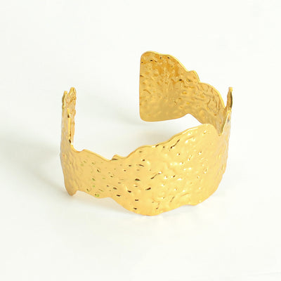 سوار يد مفتوح بنقش محفر غير منتظم لون ذهبي