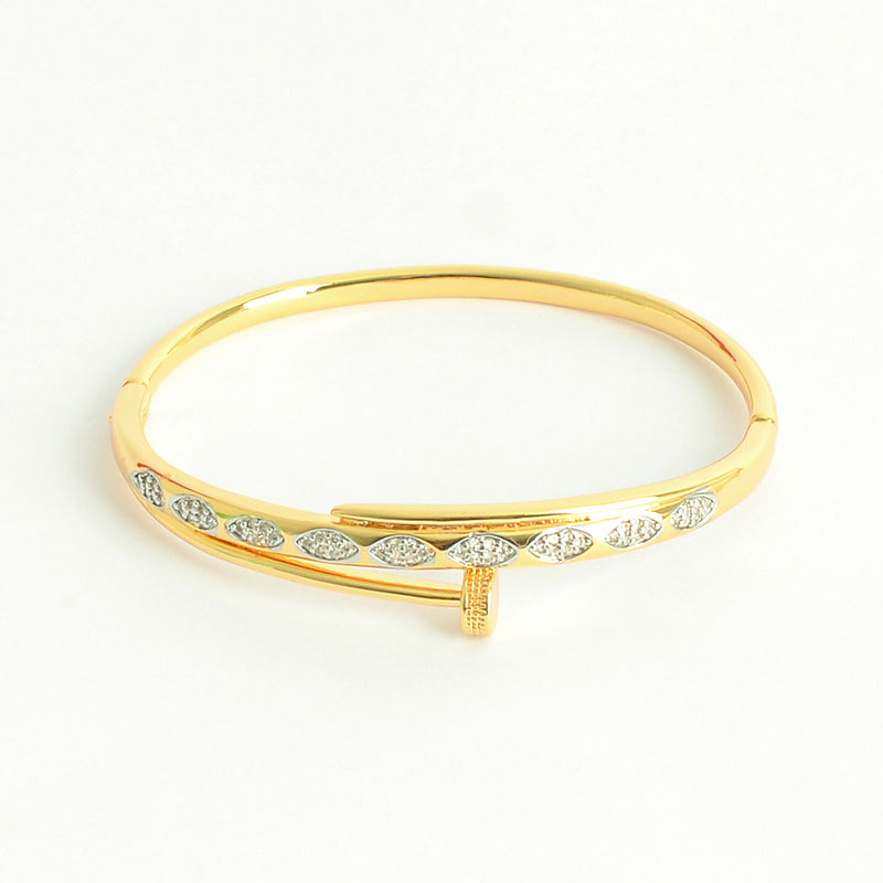 سوار يد صلب شكل مسمار بفصوص زركون لون ذهبي *أبيض